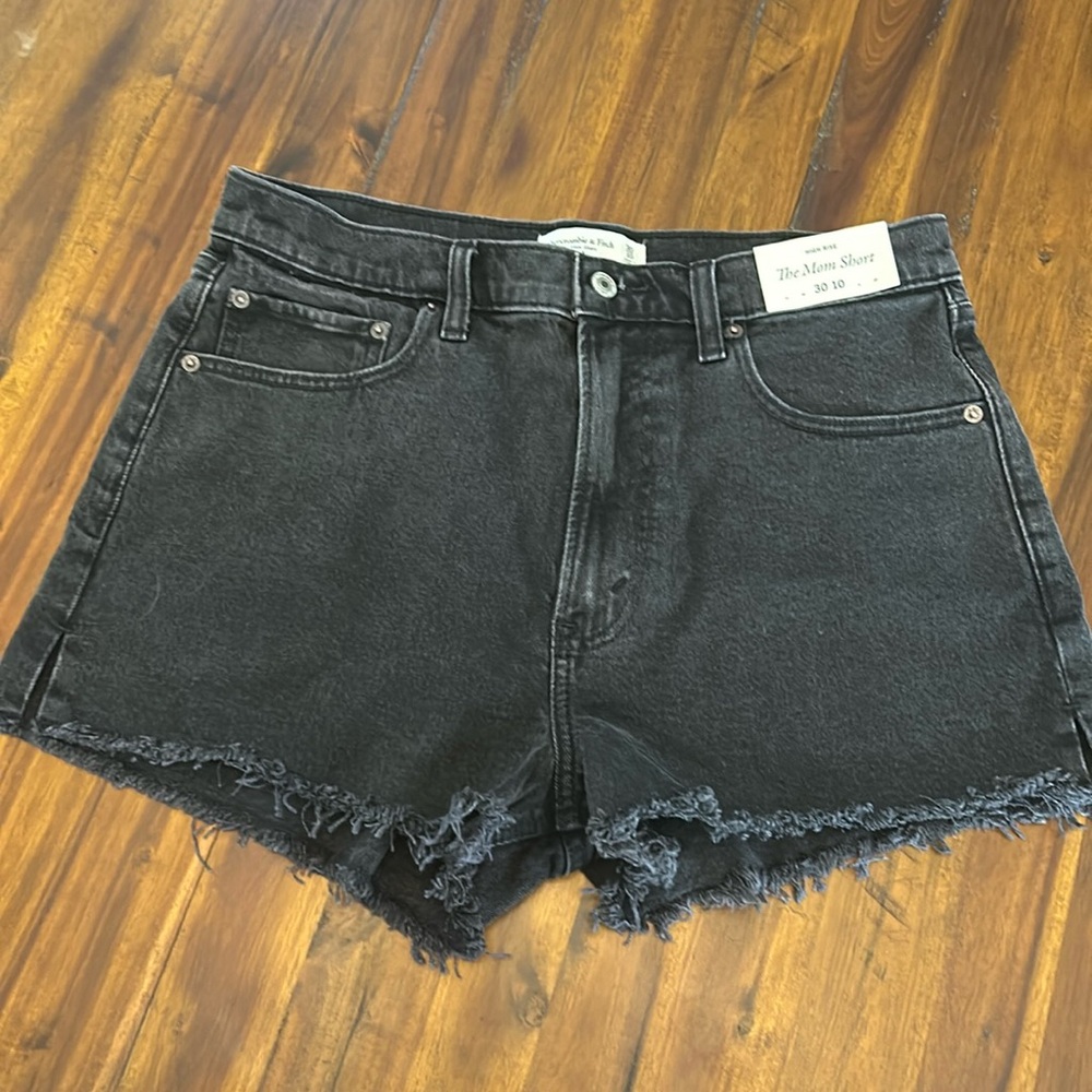 Women’s high rise Mom short